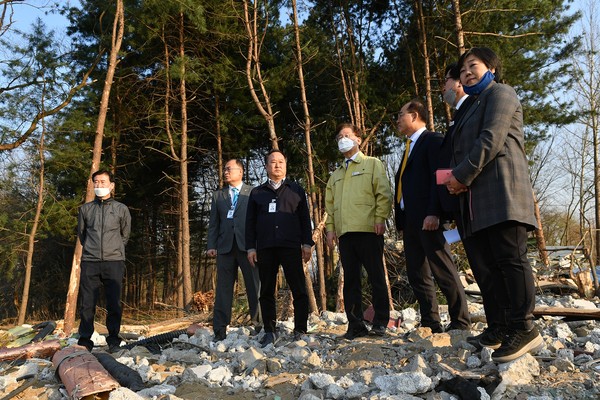 하천·계곡 불법시설물 철거작업이 진행 중인 양평군 거북섬을 찾아 철거 진행 상황을 점검하고 관계자들을 격려했다. (사진=경기도 제공)