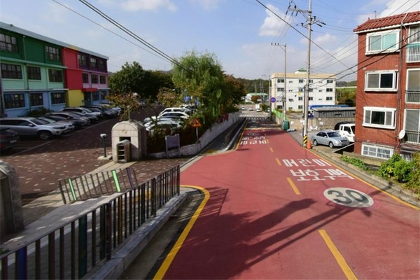 안산시가 '민식이법' 시행에 맞춰 학교 주변 교통안전시설물 정비에 나선다. (사진=안산시 제공)