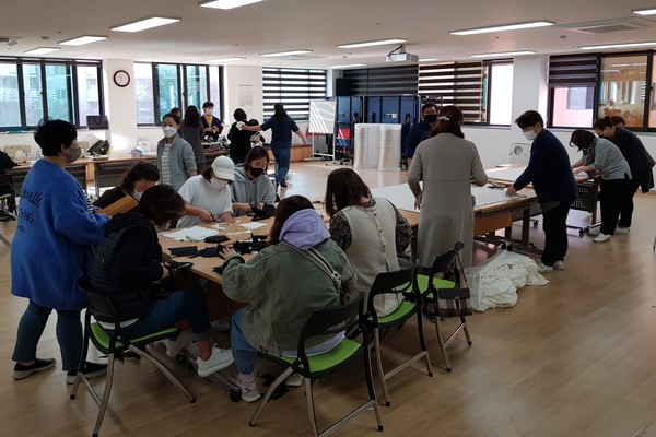광명시 하안4동 주민들이 '행복마스크 만들기' 사업을 추진한다. (사진=광명시 제공)