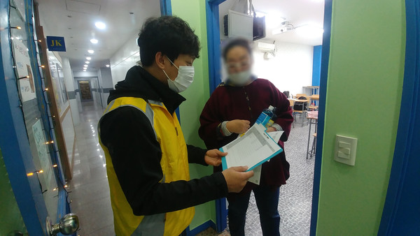 계양구는 관내 학원 및 교습소에 대한 집단감염 위험시설 운영제한 조치 안내하고 있다. (사진제공=계양구청)