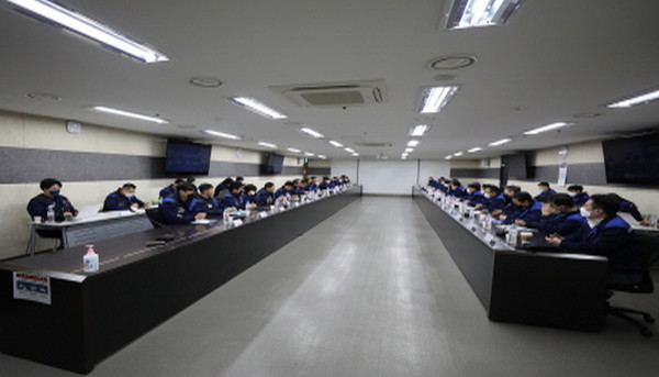 한국GM 노사가 파업과 단체교섭 중단 등 9개월여에 걸친 험로를 지나 2019년도 임금협상안에 잠정 합의했다.(사진=한국GM 노조)