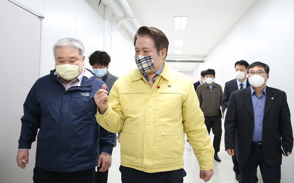 최대호 안양시장이 ㈜휴비딕을 방문해 신재호 대표에게 시민의 건강과 안전을 우선으로 한 사회 책임경영에 감사의 말을 전하고, 차질 없는 공급을 부탁했다. (사진제공=안양시청)