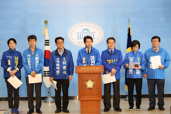 더불어민주당 소속 서울·경기·인천 지역 4·15 총선 후보자들이 27일 오후 국회 소통관에서 기자회견을 열고 '경인전철 지하화 및 연계사업'을 공약으로 내세웠다. (사진=장민호 기자)