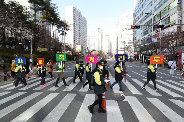 화성시는 코로나19의 확산 차단에 사회적 거리두기가 효과적인 것으로 나타나고 있다며 시민들의 동참 분위기 형성을 위해 ‘사회적 거리두기-잠시멈춤’ 캠페인을 추진한다. (사진제공=화성시청)