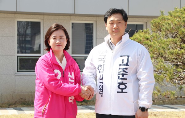 파주시甲 무소속 출마 예정자였던 고준호 후보와 미래통합당 신보라 후보가 극적인 단일화를 이뤄 ‘제21대 국회의원 선거’의 승리를 다짐했다. (사진제공=신보라 후보 사무실)