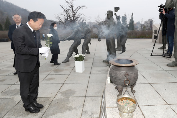 지난 27일 해군 제2함대 기념탑(월미공원)에서 서해수호를 위해 희생과 공헌한 호국영웅들의 숭고한 정신을 기리고 나라사랑 정신 함양을 위한 제5회 서해 수호의 날 기념 참배행사에 참석한 장정민 옹진군수가 헌화 및 분양 후 묵념을 하고 있다.  (사진제공=옹진군청)