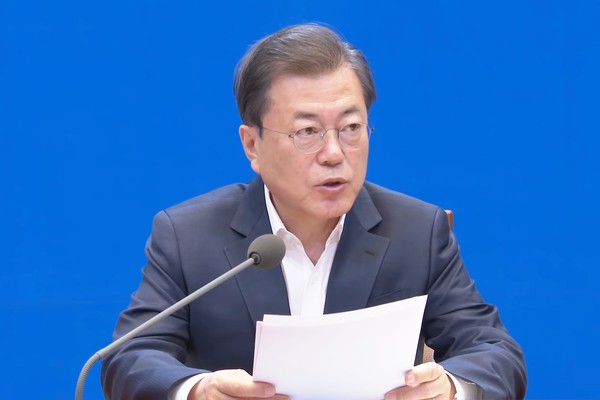 정부가 소득 하위 70% 가구에 100만 원 상당(4인 가구 기준)의 긴급재난지원금을 지급하기로 했다. (사진=청와대 제공)