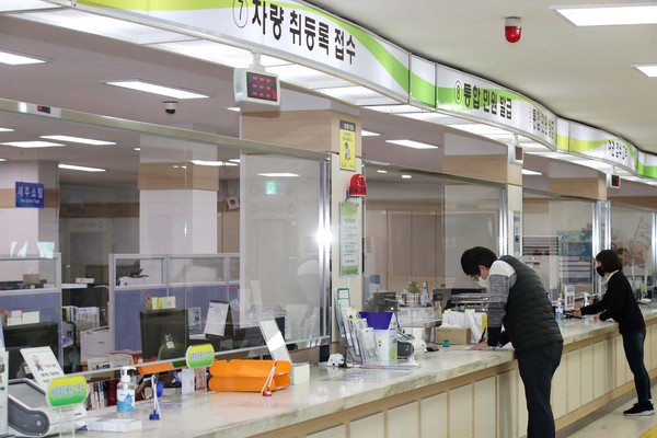 동구는 코로나19로부터 직원과 구청을 방문하는 주민을 보호하고 코로나 확산을 방지하기 위해 구청과 11개 동 민원창구에 투명 가림막을 설치해 호평을 받고 있다. (사진제공=동구청)