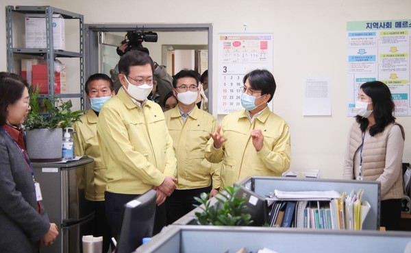 이재현 서구청장은 박남춘 시장과 함께 30일 코로나19 지역 확산 방지를 위해 밤낮없이 뛰고 있는 서구 재난안전상황실과 서구보건소에 대한 현장점검을 진행했다. 사진제공=서구청)