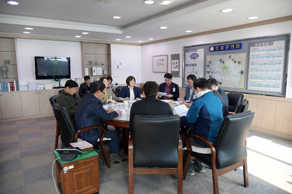 양평군의회는 30일 의장실에서 간담회를 갖고, 올해 편성된 공무 국외 출장여비 5700여 만원을 코로나 19 상황과 관련해 반납하기로 결의해서 주목을 받고 있다. (사진제공=양평군의회)
