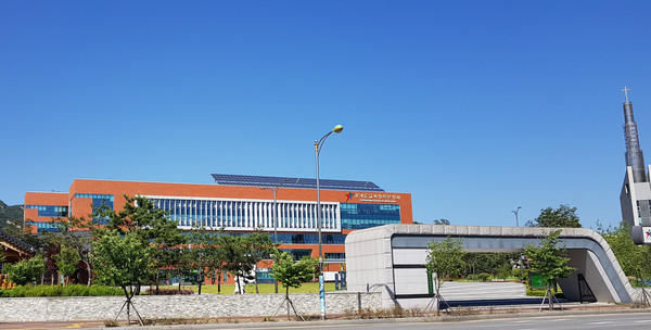 경기도혁신교육연수원이 코로나19 장기화에 따라 학교현장의 교원들을 위해 ‘온라인 개학 준비를 위한 교원 스마트교육 역량강화’양방향 원격 직무연수를 31일부터 다음달 2일까지 실시한다. 사진은 경기도교육청 북부 청사  전경. (사진=중앙신문 DB