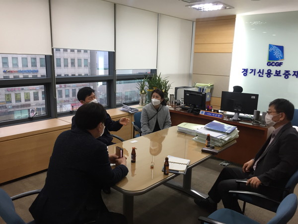 고양시는 최근 경기신용보증재단 고양지점을 방문해 코로나19 중소기업·소상공인의 피해 지원 현황을 공유하고 지원 방안 등을 논의했다. (사진제공=고양시청)