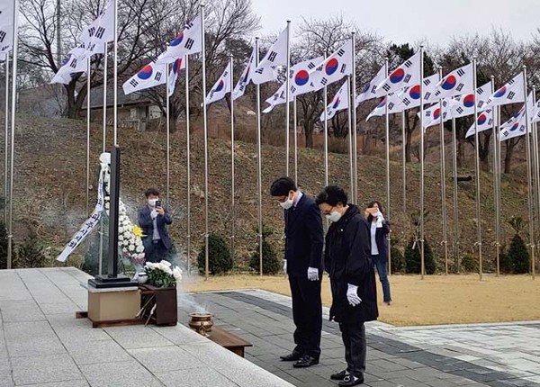 최종환 파주시장은 지난 27일 광탄독립공원에서 신옥자 광복회장, 독립유공자 유족 등과 함께 애국선열을 추모했다. (사진제공=파주시청)