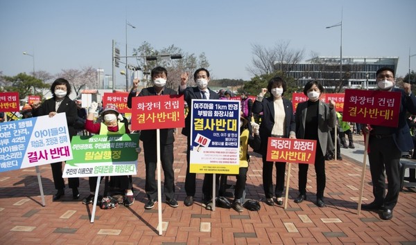 화장시설 부지선정 재고를 촉구하는 여주시의회 의원들. (사진제공=여주시의회)