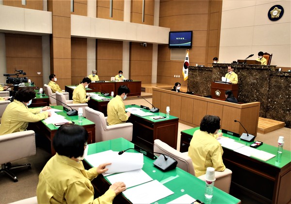 이천시의회는 지난 31일 코로나19로 인한 지역경제 침제 등으로 경제적 어려움을 겪고 있는 이천시민에게 재난기본소득을 지급하기 위해 원포인트 임시회를 긴급히 개회하고 의원 9명 전원이 동의·발의한 ‘이천시 재난기본소득 지급 조례안’을 의결했다. (사진제공=이천시의회)