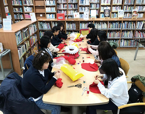 의정부시 신곡1동 작은도서관 쿠션 만들기. (사진제공=의정부시청)