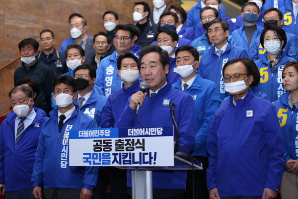 이낙연 더불어민주당 상임선거대책위원장은 "더 미래로 나아가기 위해, 더 일하는 정치로 만들기 위해 바꾸자"며 지지를 호소했다. (사진=장민호 기자)