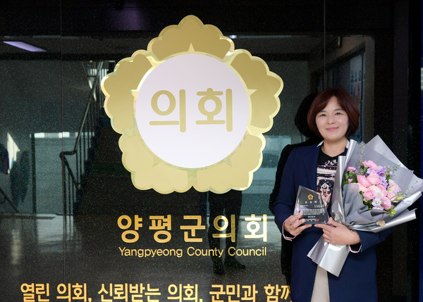 양평군의회는 윤순옥 의원이 제9회 경기도 시·군의회 의장협의회 의정활동 우수의원으로 선정돼 최우수상을 수상했다.(사진제공=양평군의회)