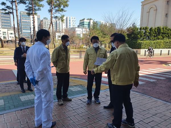 사진은 집합예배현장 점검에 나서는 성남시 공무원. (사진제공=성남시청)