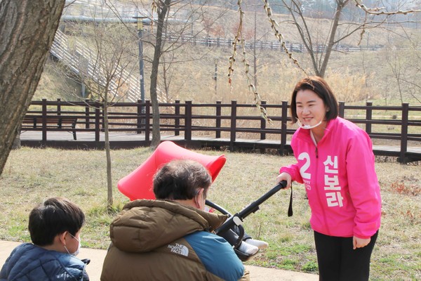 신보라 후보는 선거운동원들과 함께 직접 ‘퀵보드’를 타고 ‘이색적인 선거운동’을 펼치고 있어 관심을 모으고 있다. (사진제공=신보라 후보 캠프)