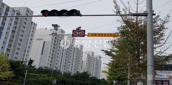 계양구가 지난해 12월 24일 개정 된 ‘도로교통법’제12조(어린이보호구역의 지정 및 관리) 일명 “민식이법”이 2020년 3월 25일 시행됨에 따라 신호와 과속위반을 단속할 수 있는 무인 교통단속용장비(CCTV)를 관내 초등학교 주변 어린보호구역 20개소 34대를 설치한다고 밝혔다. (사진제공=계양구청)