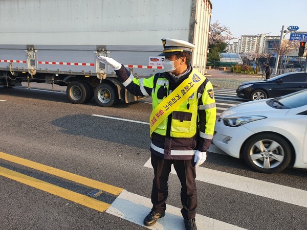 삼산경찰서가 코로나-19 집단 감염 확산 방지를 위해 ‘차와 차 사이 안전거리 두기’1인 캠페인을 교통안전계 직원 및 협력단체(삼산모범운전자회, 삼산녹색어머니회)가 유동인구가 많은 부평구 신복사거리 교차로와 삼산체육관 사거리 교차로에서 실시 했다. (사진제공=산삼서)