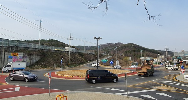 안성시는 차량들의 잦은 정체 구간과 차량의 빠른 통행으로 교통사고가 빈번히 발생하는 지역에 회전교차로를 설치해 교통사고 예방 및 교통 환경 개선을 위한 사업을 추진 중이다. (사진제공=안성시청)