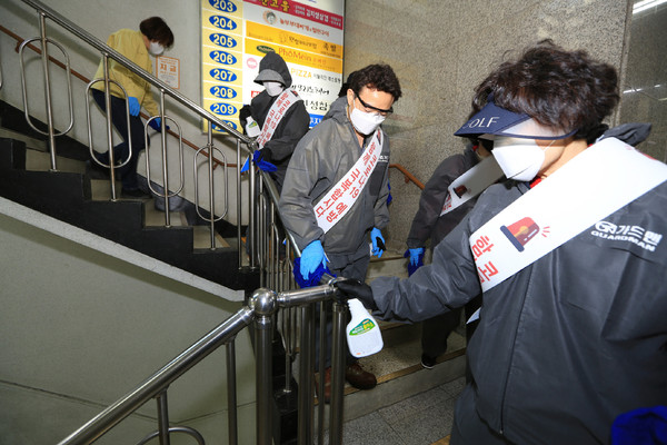 과천시는 지난 1일 코로나19 확산 방지를 위해 민·관·군이 총동원, 제2차 합동 방역에 나서 시 전역을 위주로 대대적인 방력활동을 펼친 가운데 김종천 시장이도 방역활동에 참여하고 있다. (사진제공=과천시청)
