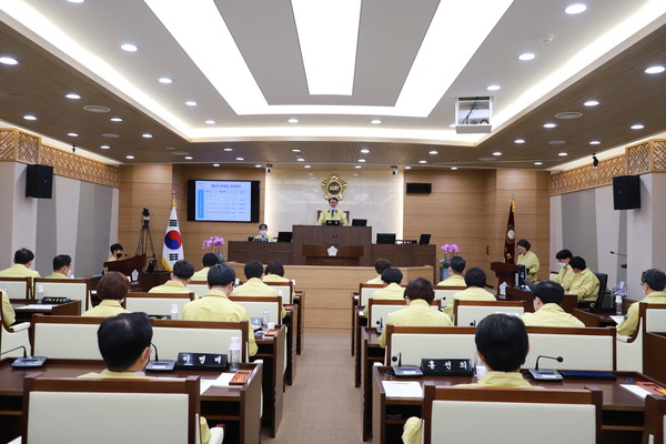 평택시의회는 지난 4일 긴급 소집된 제213회 임시회 제2차 본회의에서 코로나19 위기 극복을 위한 재난기본소득 지급 조례안 및 제2회 추가경정 예산안 등을 의결하고 폐회했다. (사진제공=평택시의회)