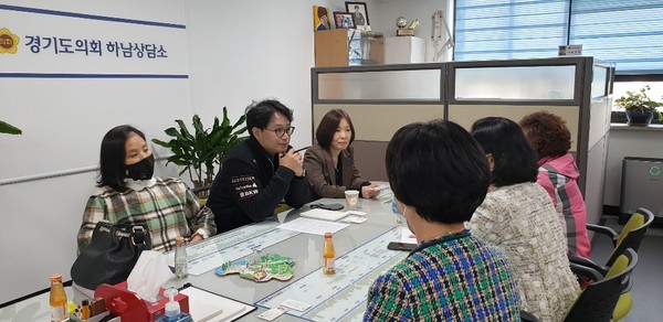 경기도의회 교육행정위원회 추민규(하남2) 의원은 6일 경기도의회 하남상담소에서 한국유치원총연합회 경기도 임원진과 함께 무기한 개학연기로 인한 사립유치원 운영지원 방안에 대해 논의하는 시간을 가졌다. (사진제공=경기도의회)