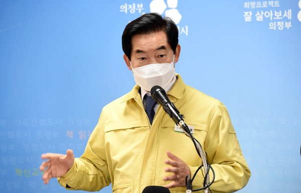 안병용 의정부시장은 6일 오전 11시 긴급 기자회견을 통해 의정부성모병원 코로나19 발생 관련해 특단의 대책을 추진했음에도 불구하고 확진자가 추가로 발생함에 따라 의정부성모병원 폐쇄조치 연장 등 지역사회 감염 전파 차단에 강력히 대응하고 있다고 밝혔다. (사진제공=의정부시청)