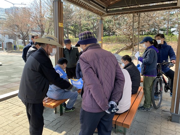 부평구는 지난 4일과 5일에는 신트리공원, 시냇물공원, 십정녹지공원 등 구민들이 많이 찾는 공원을 대상으로 다목적 산불진화차량을 이용한 안내 방송과 전단지 배포를 실시했다. (사진제공=부평구청)