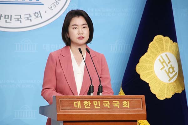 미래통합당 파주갑 신보라 후보는 더불어민주당 윤후덕 후보에게 ‘창릉 3기 신도시 계획’에 대한 입장표명과 투기목적으로 의심받는 부동산 거래의 해명을 촉구했다. (사진제공=신보라 후보 사무실)