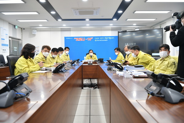 포천시는 7일 의정부성모병원에 내방한 시민들이 코로나19 확진 판정이 잇 따라 발생하고 있다고 밝힌 가운데 더 이상 추가 확진자가 발생하지 않도록 발빠른 방역에 총력을 기울이고 있다고 밝혔다. (사진제공=포천시청)