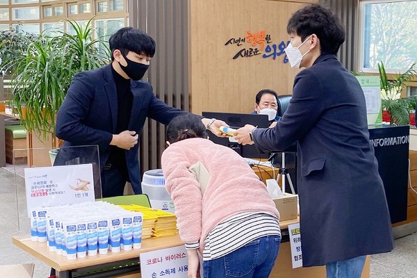 의왕시가 6일부터 시청 민원실 입구에서 휴대용 손소독제와 도로명주소 홍보 리플릿을 배부하고 있다. (사진=의왕시 제공)