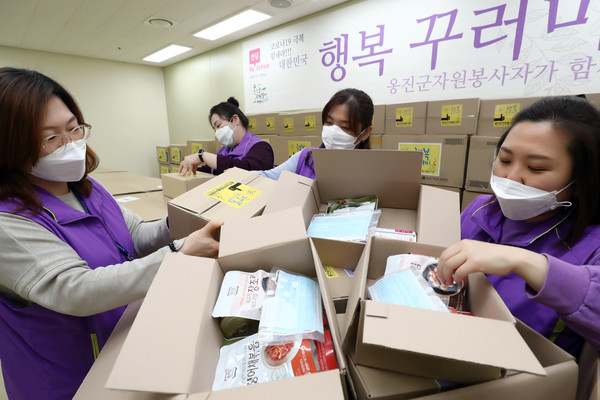 옹진군자원봉사센터가 코로나19로 인해 어려움을 겪는 지역 취약계층을 위해 식재료를 담은 행복꾸러미 상자를 지역 자원봉사자들을 통해 715세대에 전달했다. (사진제공=옹진군청)