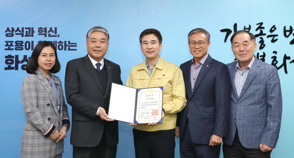 화성지방규제혁신 우수기관 대통령 표창을 들고 기념촬영하고 있는 서철모 화성시장. (사진제공=화성시청)