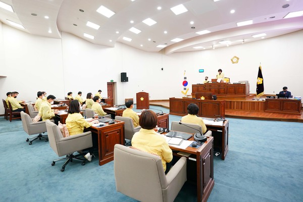 하남시의회는 8일 원포인트 임시회를 열고 모든 하남시민에게 재난기본소득을 지급하는 내용의 조례안과 추가경정예산안 등 코로나19 지원을 위한 3건의 안건을 처리했다. (사진제공=하남시의회)