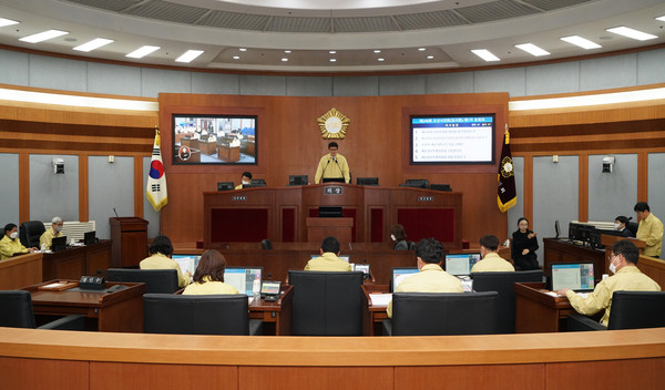 오산시가 코로나19 확산에 따른 위기 극복 차원에서 23만 명 시민 모두에게 10만원씩 재난기본소득을 지급합니다.(사진제공=오산시의회)