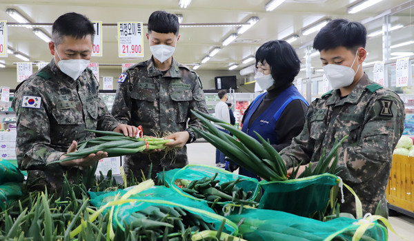 육군 1군단 장병들이 고양지역 식자재 마트에서 지역 농산물 구매를 위해 판매원과 이야기를 나누고 있다. (사진제공=육군1군단)