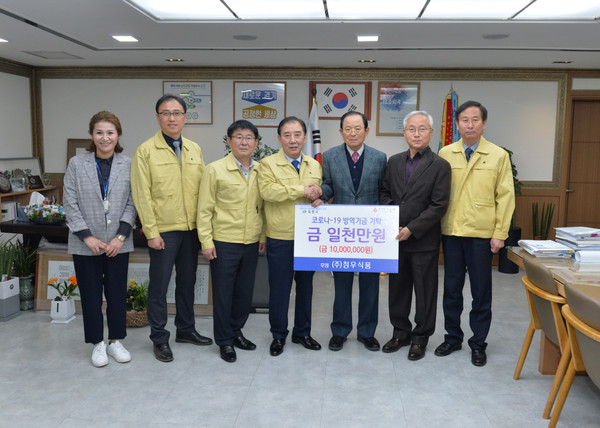 박윤구 청우식품 회장이 코로나19 극복 방역기금 1000만원을 포천시에 기탁했다. (사진제공=포천시청)