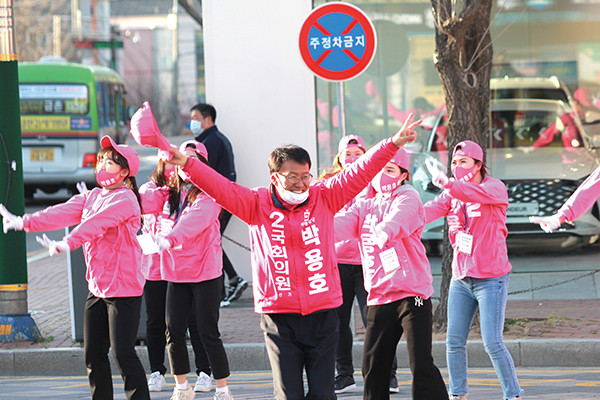 박용호 미래통합당 파주을 후보가 거리 유세를 하며 지지를 호소하고 있다. (사진제공=박용호 후보 사무실)