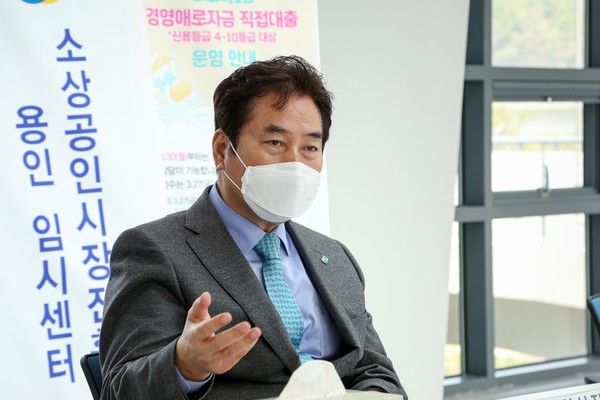 백군기 시장은 처인구 삼가동 용인시민체육공원에 마련된 소상공인 직접대출 용인임시센터에서 조봉환 소상공인시장진흥공단 이사장을 만나 자리에서 이같이 주문했다. (사진제공=용인시청)