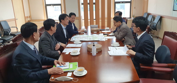 하남시는 김상호 시장이 서울교통공사를 방문해 신종 코로나바이러스 감염증(코로나19) 사태로 잠정 중지된 지하철 하남선(5호선 연장)에 투입될 신규자에 대한 조속한 교육재개 및 영업 시운전을 요청했다고 9일 밝혔다. (사진제공=하남시청)