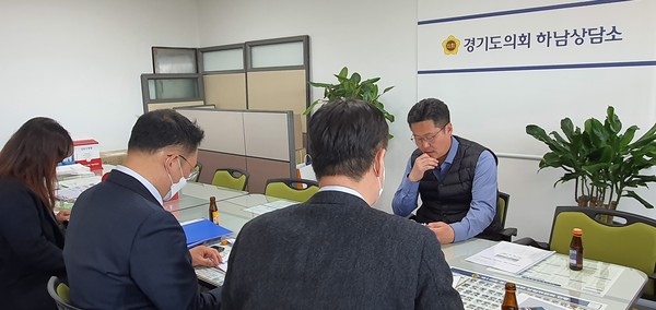 경기도의회 건설교통위원회 김진일 의원(더불어민주당, 하남1)은 9일 경기도의회 하남상담소에서 경기교통공사 본부장 및 관계 실무공무원들과 ‘경기교통공사 설립’ 주민공청회 개최 계획 관련해 논의하는 자리를 가졌다. (사진제공=경기도의회)