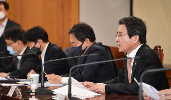 김용범 기획재정부 차관이 10일 제3차 물가관계차관회의 및 5차 혁신성장 전략점검회의 겸 정책점검회의를 열고 코로나 19 사태 대응 전략과 관련, “다시 도약하는 기회가 될 수 있도록 다양한 방안을 적극 모색할 계획”이라고 말했다.(사진=기재부)