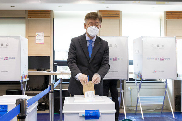 이재명 경기도지사가 10일 오전 수원시가족여성회관의 사전투표소에서 제21대 국회의원 선거에 대한 사전투표를 하고 있다. (사진제공=경기도청)