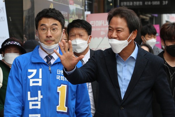 임종석 전 대통령 비서실장은 11일 오후 김남국 후보와 거리 유세를 함께하며 김 후보에 대한 지지를 호소했다. (사진=장민호 기자)