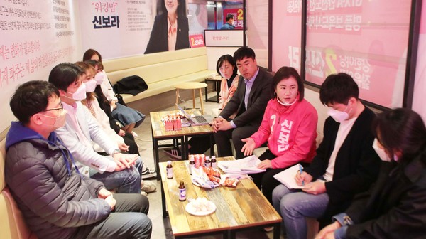 신보라 후보는 지난 11일 오전 지역 청년과 아이 부모들이 참석한 가운데 동패동 선거사무소에서 최근 발생한 파주 어린이집 아동학대 사건 대안 마련을 위한 간담회를 갖고 열띤 토론을 벌었다. (사진제공=신보라 후보 캠프)