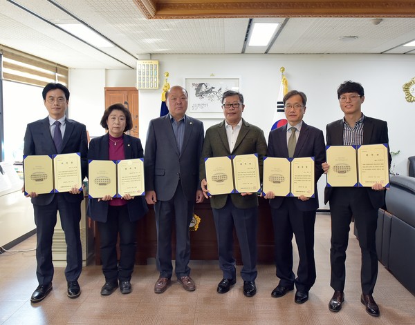 부평구의회가 지난10일, 의장실에서 2019회계연도 결산검사 위원을 위촉하고 위촉장을 전달했다. (사진제공=부평구의회)